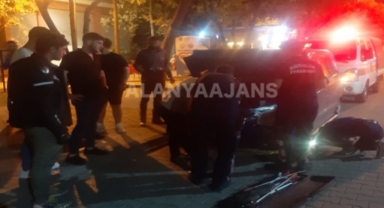 Alanya’da motora sıkışan yavru kedi kurtarıldı