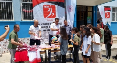 Alanya'da öğrencilere spor malzemesi verildi