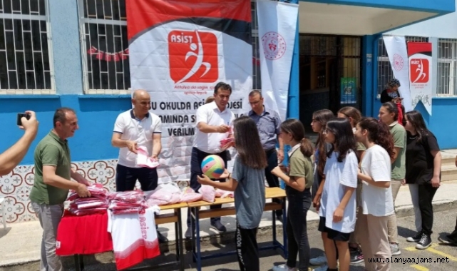 Alanya'da öğrencilere spor malzemesi verildi