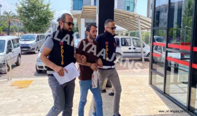 Alanya’da silahlı soyguncu polisten kaçamadı