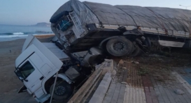 Alanya'da TIR istinat duvarında asılı kaldı