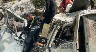 Alanya’da tomruk yüklü kamyon çaya düştü