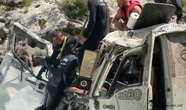 Alanya’da tomruk yüklü kamyon çaya düştü