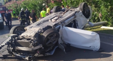 Alanya’da kaldırıma çarptan otomobil takla attı: 1 ölü 1 yaralı