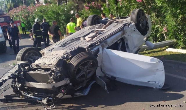 Alanya’da kaldırıma çarptan otomobil takla attı: 1 ölü 1 yaralı
