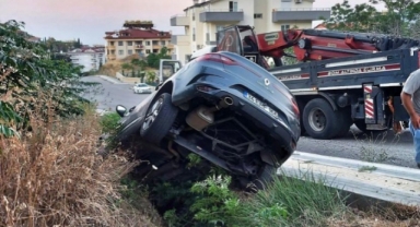 Alanya’da kontrolden çıkan otomobil çalılık alana düştü