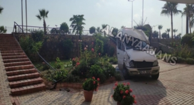 Alanya’da minibüs park halindeki araca çarpıp sitenin bahçesine uçtu