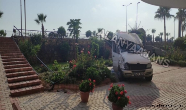 Alanya’da minibüs park halindeki araca çarpıp sitenin bahçesine uçtu