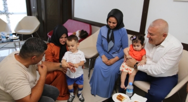 Başkan Şahin Ela bebek ile yakından ilgilendi