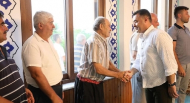 Başkan Yücel vatandaşla bayramlaştı