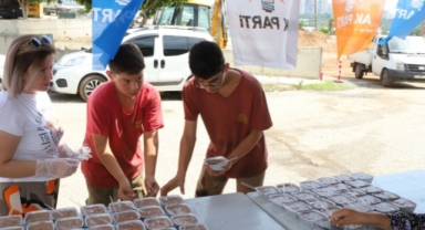 AK Parti Mahmutlar’da aşure dağıttı 