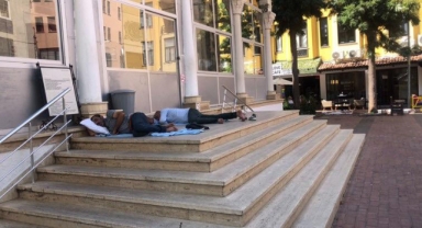 Alanya’da cami avlusunda alkollü şahısların sabahlası tepki çekti