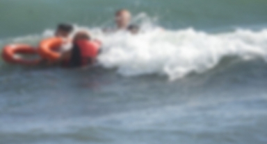 Alanya’da denize giren iki arkadaş boğulma tehlikesi geçirdi