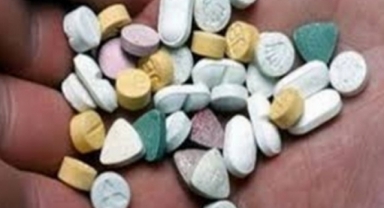 Alanya’da hap içerek canına kıymak istedi