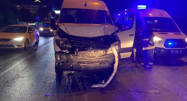 Alanya’da minibüs ile kamyonet çarpıştı: 4 yaralı