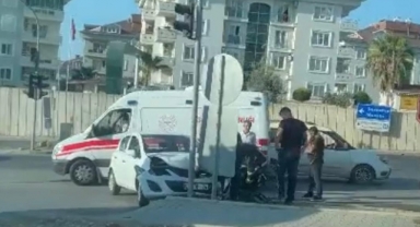 Alanya'da otomobil sinyalizasyon direğine çarptı