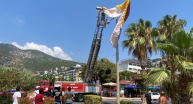 Alanya'da paraşütçü iniş yaparken direğe asılı kaldı
