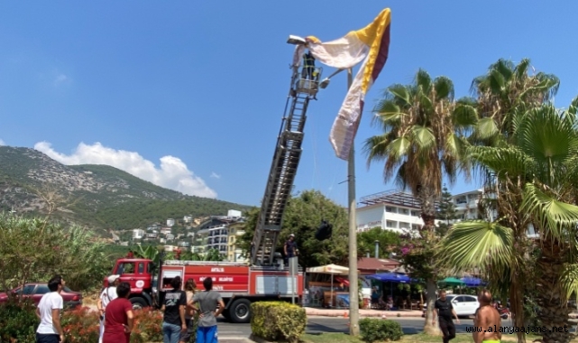 Alanya'da paraşütçü iniş yaparken direğe asılı kaldı