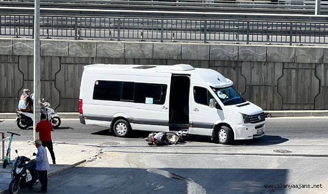 Alanya’da servis aracı ile motosiklet çarpıştı