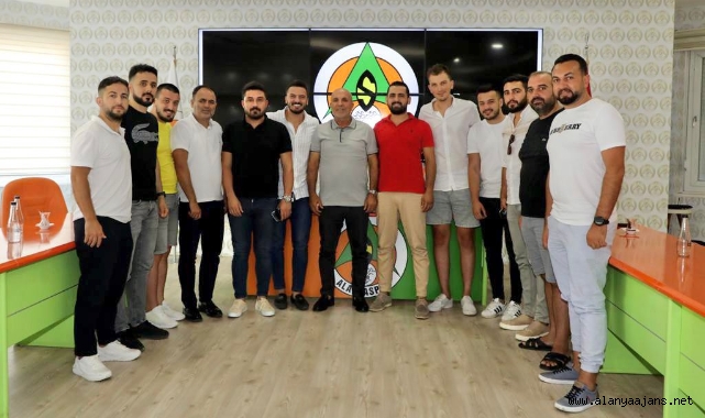 Alanyalı gençlerden Alanyaspor'a kombine desteği