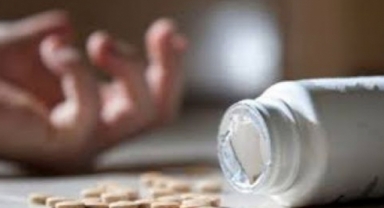 Alanya’da 100 adet hap içerek canına kıymak istedi