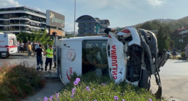 Alanya’da ambulans ile kamyonet çarpıştı: 8 yaralı