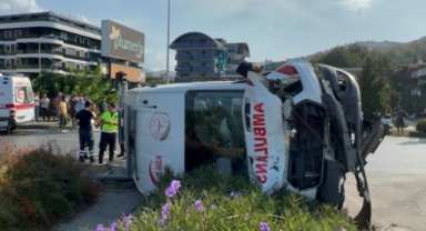 Alanya’da ambulans ile kamyonetin çarpıştığı kazada: 1 ölü