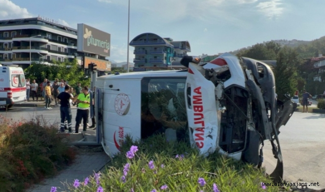 Alanya’da ambulans ile kamyonetin çarpıştığı kazada: 1 ölü