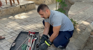 Alanya’da aracın motoruna sıkışan kediyi itfaiye kurtardı