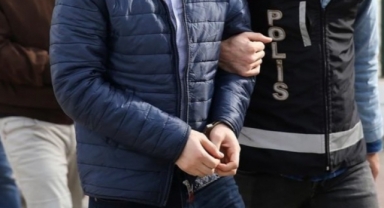 Alanya’da aranan 2 şahıs polis tarafından yakalandı