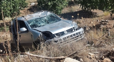 Alanya’da hafif ticari araç şarampole devrildi