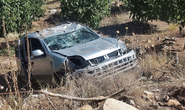 Alanya’da hafif ticari araç şarampole devrildi