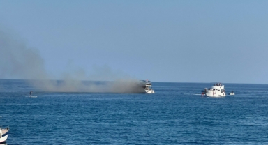 Alanya’da lüks yat denizin ortasında yandı