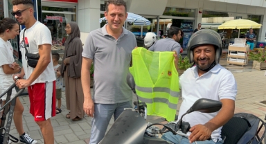 Alanya’da motosiklet sürücülerine reflektif yelek dağıtıldı