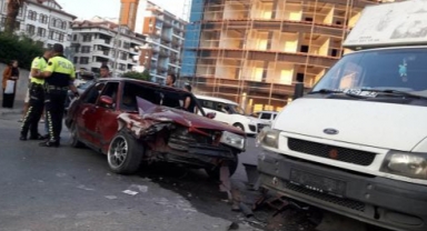 Alanya’da otomobil ile minibüs çarpıştı: 2 yaralı