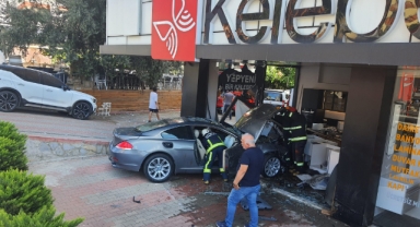 Alanya’da otomobil kaldırımdaki yaya çarpıp, işyerine daldı