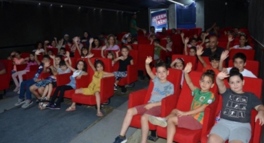 Alanya'da sinema tırı yoğun ilgi gördü