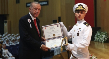 Alanyalı öğrenciye Cumhurbaşkanı Erdoğan'dan plaket