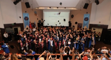 ALKÜ’lü 60 yaşındaki tazelenme öğrencileri kep attı