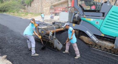 Mahalle halkının 40 yıldır yenilenmesini beklediği yol asfaltlanıyor