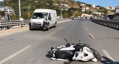 Alanya’da minibüs ile motosiklet çarpıştı: 1 ölü