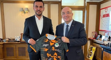 Başkan Toklu’dan Moskova Büyükelçisi Samsar’a forma jesti