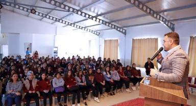 Başkan Yücel öğrencilerle söyleşide bir araya geldi