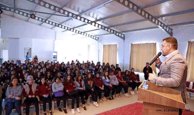 Başkan Yücel öğrencilerle söyleşide bir araya geldi