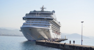 Lüks kruvaziyer gemisi Alanya'ya demir attı