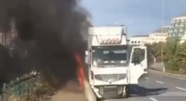 Alanya’da bariyerlere çarpan TIR yandı