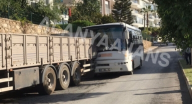 Alanya’da freni boşalan otobüs TIR’a çarptı