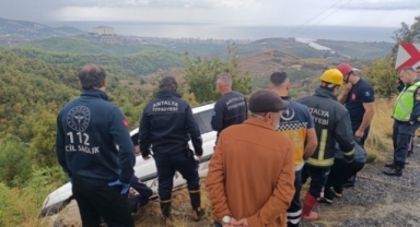 Alanya’da hafif ticari araç şarampole devrildi