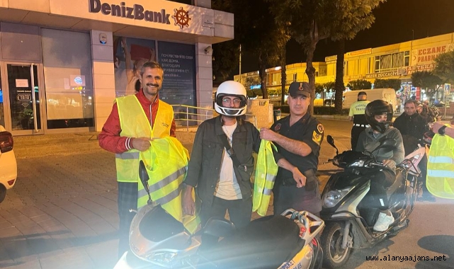 Alanya'da jandarma reflektif yelek dağıttı