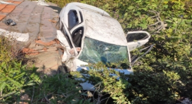 Alanya’da kontrolden çıkan otomobil evin üzerine devrildi